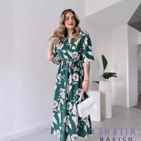 Vestido Elizabeth: Um Oasis de Frescor e Feminilidade