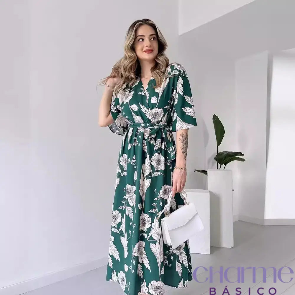 Vestido Elizabeth: Um Oasis de Frescor e Feminilidade