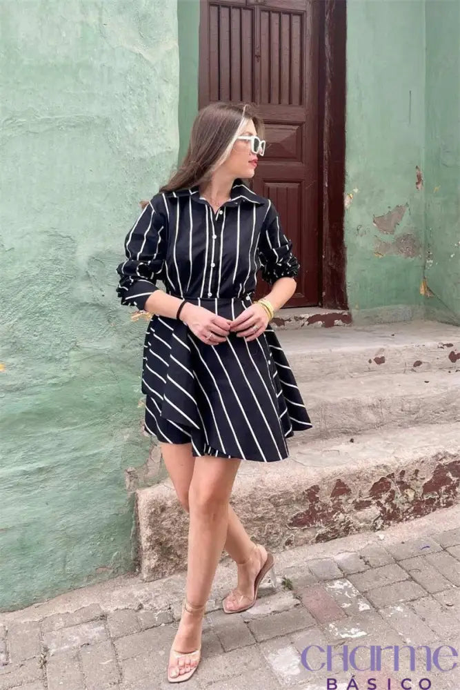 Vestido Estela - Um look moderno e elegante para mulheres que valorizam estilo e sofisticação.