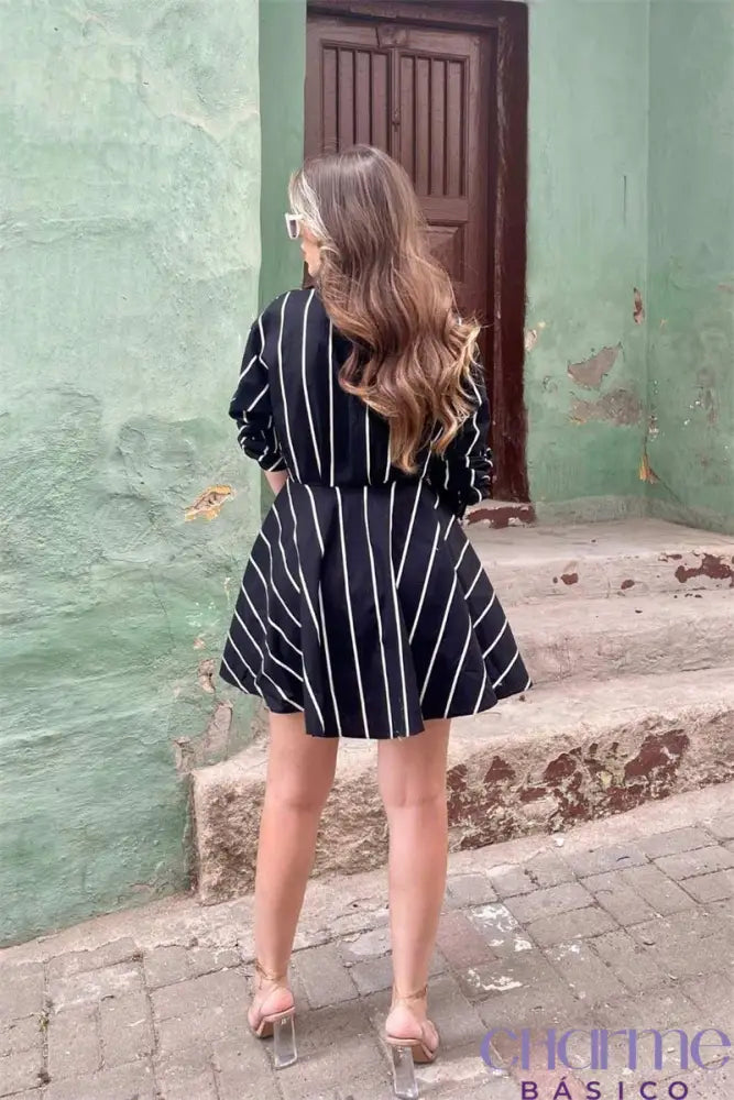 Vestido Estela - Um look moderno e elegante para mulheres que valorizam estilo e sofisticação.