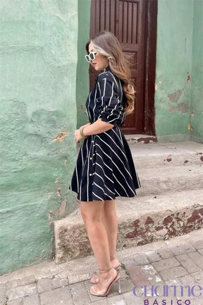 Vestido Estela - Um look moderno e elegante para mulheres que valorizam estilo e sofisticação.