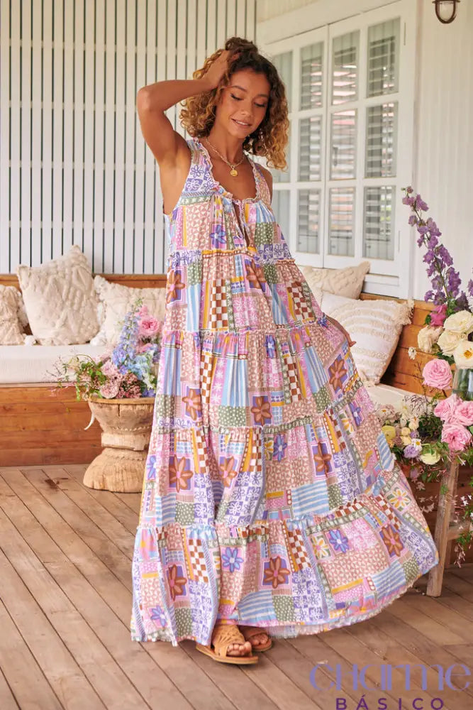 Vestido Floral Vitoria: A Essência do Charme e Sofisticação