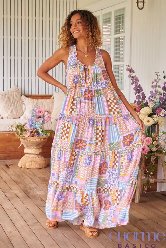 Vestido Floral Vitoria: A Essência do Charme e Sofisticação