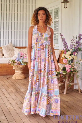 Vestido Floral Vitoria: A Essência do Charme e Sofisticação