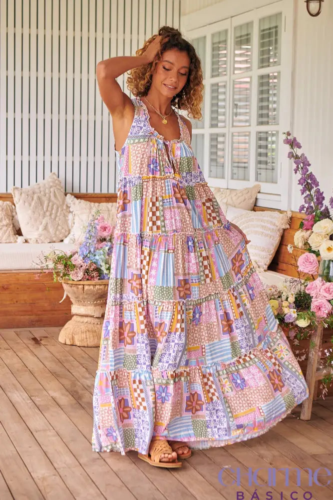 Vestido Floral Vitoria: A Essência do Charme e Sofisticação