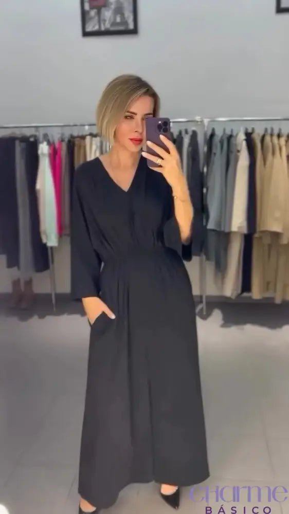 Vestido Sabrina - Elegância Sutil com um Toque Moderno